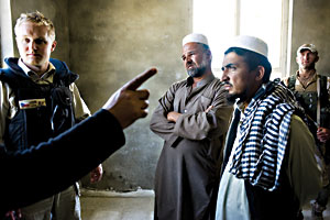 Chceme si to udělat po svém! (Stavař Jan Mužík v debatě s afghánskými dělníky)/foto Matěj Stránský