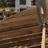 Stavba střechy na škole v Kolangaru